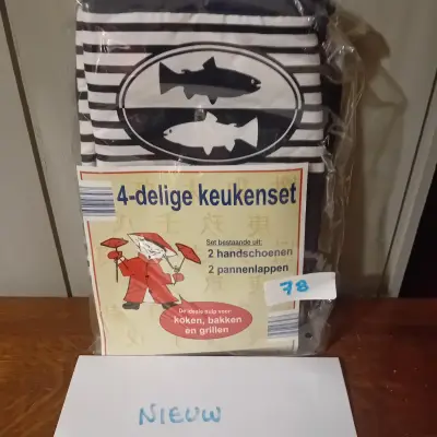 4-delige keukenset bestaande uit 2 handschoenen en 2 pannenlappen met vismotief, nieuw (Lot: 78) – kavel bij Goeiendeal, Lommel