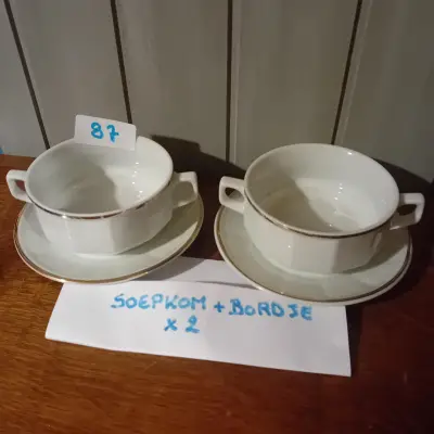 2 stuks soepkommen met bijbehorende schotels / bordjes, wit met een gouden rand (Lot: 87) – kavel bij Goeiendeal, Lommel