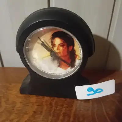 Tafelklokje met een afbeelding van Michael Jackson op de wijzerplaat (Lot: 90) – kavel bij Goeiendeal, Lommel