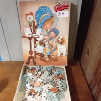 Legpuzzel met een nostalgische afbeelding van een meisje, pop en hond, merk Sarah Kay / Valentine (Lot: B 5) – kavel bij Goeiendeal, Lommel