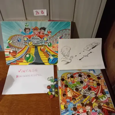 Vintage knikkerspel met kermis-/pretparkmotief inclusief bijbehorende knikkers en handleiding (Lot: B 8) – kavel bij Goeiendeal, Lommel