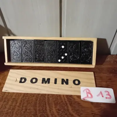 Domino stenen met gedetailleerd drakenmotief in houten schuifdoos (Lot: B 13) – kavel bij Goeiendeal, Lommel