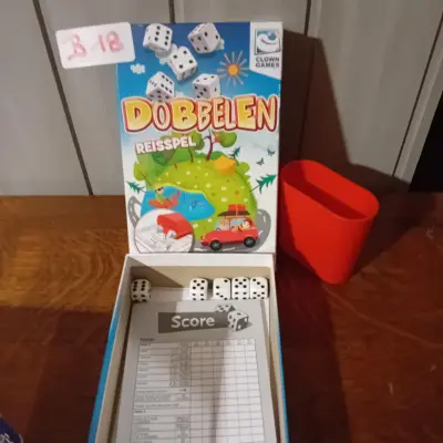 Dobbelen reisspel inclusief dobbelstenen, scoreblok en dobbelbeker, merk Clown Games (Lot: B 18) – kavel bij Goeiendeal, Lommel