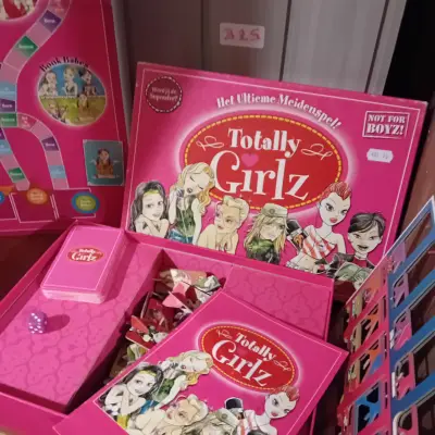 Gezelschapsspel "Totally Girlz - Het Ultieme Meidenspel!" inclusief speelbord en kaarten (Lot: B 25) – kavel bij Goeiendeal, Lommel