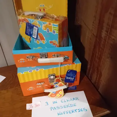 3 in elkaar passende opbergkoffertjes voorzien van een gekleurd automotief, merk Simply for Kids (Lot: B 30) – kavel bij Goeiendeal, Lommel
