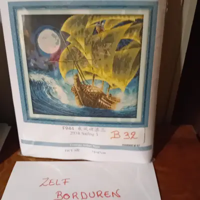 Borduurpakket met een afbeelding van een zeilschip op zee onder de volle maan, afmetingen 73 x 67 cm, nieuw (Lot: B 32) – kavel bij Goeiendeal, Lommel