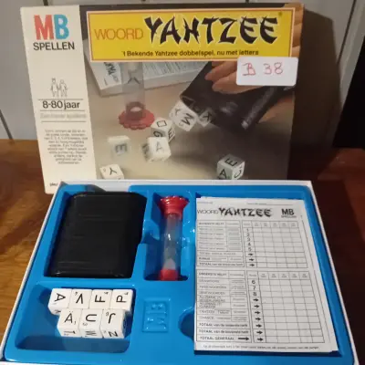 Gezelschapsspel "Woord Yahtzee" inclusief letterdobbelstenen, scoreblok en schudbeker, merk MB Spellen (Lot: B 38) – kavel bij Goeiendeal, Lommel