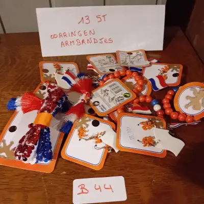 13 stuks diverse oorbellen en armbandjes in rood-wit-blauw en oranje thema (Lot: B 44) – kavel bij Goeiendeal, Lommel