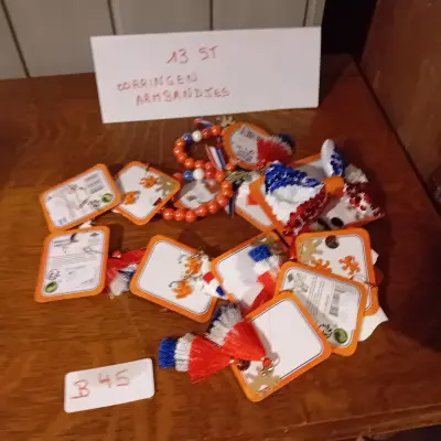 13 stuks diverse oorbellen, armbandjes en haarsieraden in rood-wit-blauw en oranje thema (Lot: B 45) – kavel bij Goeiendeal, Lommel
