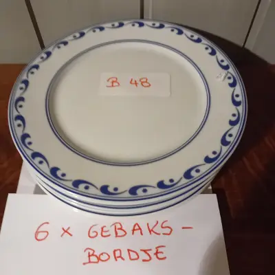 6 stuks gebaksbordjes voorzien van een blauw-wit geometrisch randmotief (Lot: B 48) – kavel bij Goeiendeal, Lommel