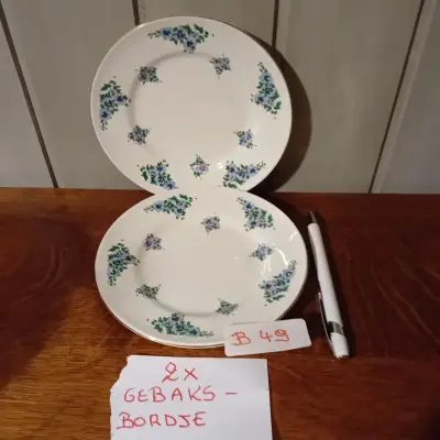 2 stuks gebaksbordjes met een fijn blauw-groen bloemendecor (Lot: B 49) – kavel bij Goeiendeal, Lommel