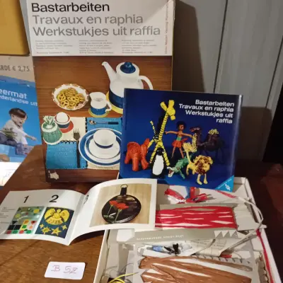 Knutselset "Werkstukjes uit raffia / Travaux en raphia" inclusief instructieboeken en raffia, merk Ravensburger Hobby-Bast (Lot: B 52) – kavel bij Goeiendeal, Lommel