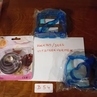Diverse set koekjes-en deeguitsteekvormen, waaronder ronde metalen vormen en blauwe kunststof vormen (Lot: B 54) – kavel bij Goeiendeal, Lommel