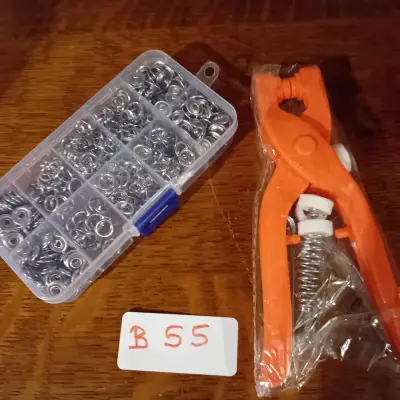 Drukknopentang / gaatjestang inclusief een assortimentsdoos gevuld met metalen ringetjes en drukknopen (Lot: B 55) – kavel bij Goeiendeal, Lommel