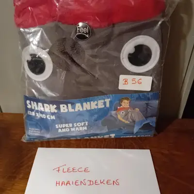 Kinderdeken in de vorm van een haai "Shark Blanket" met de afmetingen 120 x 40 cm (Lot: B 56) – kavel bij Goeiendeal, Lommel
