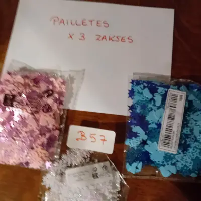 3 zakjes diverse decoratieve pailletten in verschillende kleuren en vormen, waaronder sterren (Lot: B 57) – kavel bij Goeiendeal, Lommel