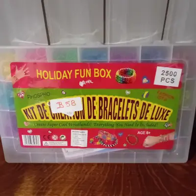Loomringen knutselset "Holiday Fun Box - Kit de création de bracelets de luxe" bestaande uit 2500 stuks elastiekjes en accessoires, geschikt vanaf… – kavel bij Goeiendeal, Lommel