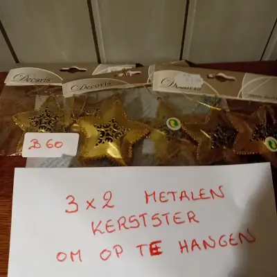 3 sets van 2 stuks kerststerren om op te hangen voorzien van een opengewerkt motief, merk Decoris (Lot: B 60) – kavel bij Goeiendeal, Lommel