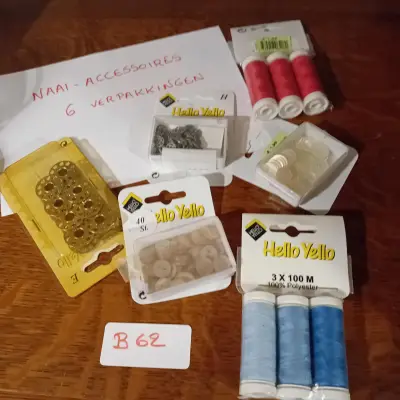6 verpakkingen met diverse naai-accessoires waaronder garenrollen en knopen, merk Hello Yello (Lot: B 62) – kavel bij Goeiendeal, Lommel