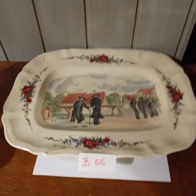 Antieke serveerschaal / plateau met een gedetailleerde afbeelding van dorpsfiguren en florale randversiering (Lot: B 66) – kavel bij Goeiendeal, Lommel