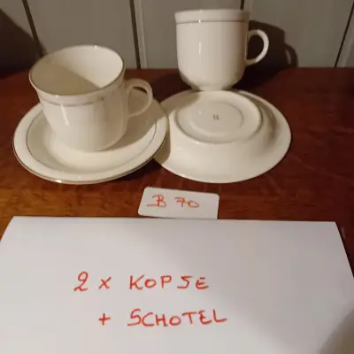 2 stuks koppen met bijbehorende schotels, wit met een subtiele zilveren rand (Lot: B 70) – kavel bij Goeiendeal, Lommel