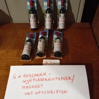 6 stuks flesopeners / wijnflesopeners met magneet, voorzien van diverse opschriften zoals "Lieve Zoon" en "Beste Moeder" (Lot: B 71) – kavel bij Goeiendeal, Lommel