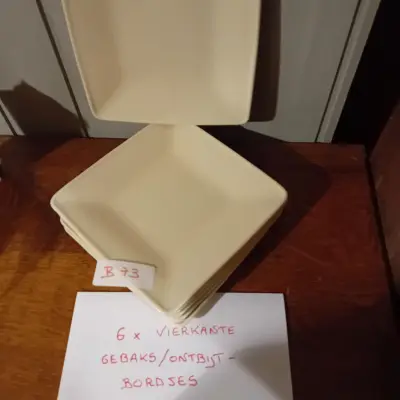 6 stuks vierkante gebaks-of ontbijtbordjes in een effen crème of beige kleur (Lot: B 73) – kavel bij Goeiendeal, Lommel
