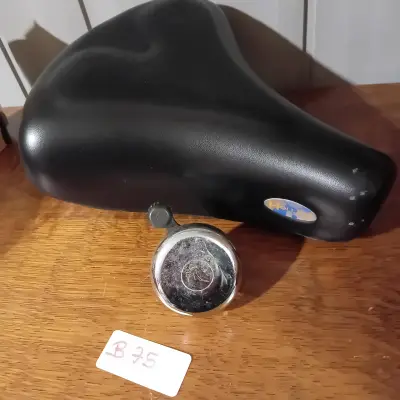 Fietszadel model Holland, merk Selle Royal, inclusief een bijbehorende fietsbel (Lot: B 75) – kavel bij Goeiendeal, Lommel