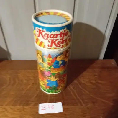 Klassiek gezelschapsspel of bewaarkoker "Kaartje Keer" voorzien van een kleurrijke illustratie (Lot: B 76) – kavel bij Goeiendeal, Lommel