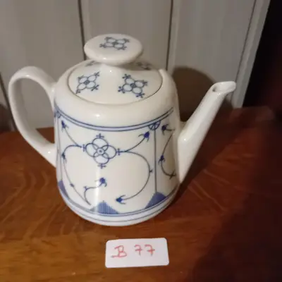 Klassieke theepot met bijbehorend deksel, wit met een blauw geometrisch en floraal randmotief (Lot: B 77) – kavel bij Goeiendeal, Lommel