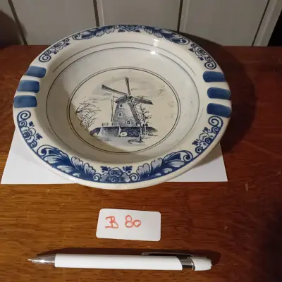 Diepe serveerschaal / bord met een gedetailleerde blauwe afbeelding van een windmolen en decoratieve randen (Lot: B 80) – kavel bij Goeiendeal, Lommel