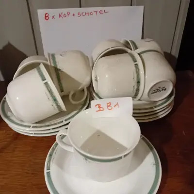 8 stuks koppen met bijbehorende schotels voorzien van een groen-wit geometrisch randmotief, merk Burlington Fine Porcelain (Lot: B 81) – kavel bij Goeiendeal, Lommel