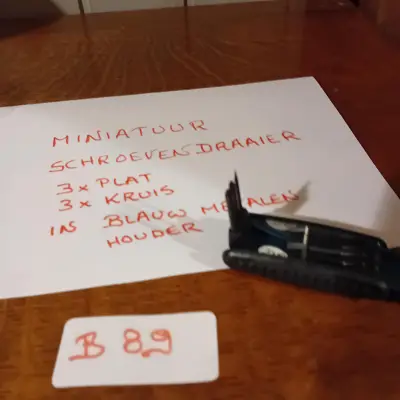 Miniatuur schroevendraaierset bestaande uit 3 platte en 3 kruiskop schroevendraaiers in een inklapbare houder (Lot: B 89) – kavel bij Goeiendeal, Lommel