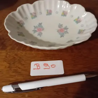 Bonbonbordje voorzien van een golvende rand en een fijn bloemendecor (Lot: B 90) – kavel bij Goeiendeal, Lommel