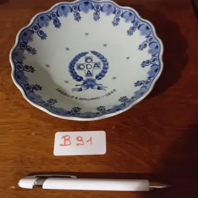 Herdenkingsbordje / schoteltje in Delfts blauwe stijl met het opschrift "ODA 1905 - FEBRUARI - 1955" (Lot: B 91) – kavel bij Goeiendeal, Lommel