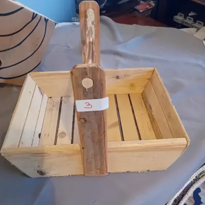 Onafgewerkte houten draagmand met een centraal handvat (Lot: 3) – kavel bij Goeiendeal, Lommel