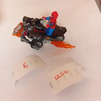 Lego Marvel Super Heroes minifiguur van Spider-Man op een zelfbouwmotor met vlameffecten (Lot: 6) – kavel bij Goeiendeal, Lommel