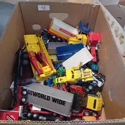 Doos vol met diverse speelgoedvoertuigen waaronder vrachtwagens met opleggers van "World Wide" en "Johnson Transport", takelwagens en kiepauto's (L… – kavel bij Goeiendeal, Lommel