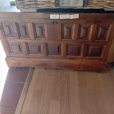 Klassieke dekenkist met decoratief houtsnijwerk en metalen sleutelplaat, afmetingen 89 cm breed x 50 cm hoog x 40 cm diep (Lot: 14) – kavel bij Goeiendeal, Lommel