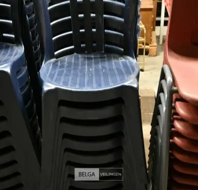 Stapelbare blauwe kunststof tuinstoelen (9x) – kavel bij Belga Veilingen