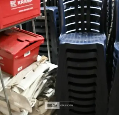 Stapelbare blauwe kunststof tuinstoelen (10x) – kavel bij Belga Veilingen