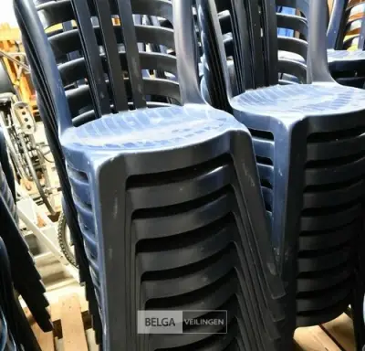 Stapelbare blauwe kunststof tuinstoelen (20x) – kavel bij Belga Veilingen