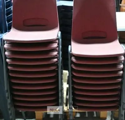 Stapelbare bordeaux kunststof stoelen (22x) – kavel bij Belga Veilingen
