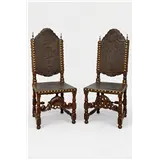 Paar notenhouten stoelen met hoge rug. Voorzien van lederen rug en zitting vastgezet met grote koperen tetsen, Spaans-Vlaams, circa 1700 – kavel bij Medusa Auctioneers
