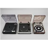 Een lot van drie platenspelers, bestaande uit een Dual 505 belt-drive platenspeler, een Pioneer stereoplatenspeler en een Dual 205 platenspeler met… – kavel bij Medusa Auctioneers