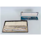 Een lot van twee sets trancheer couverts met zilveren heft – kavel bij Medusa Auctioneers