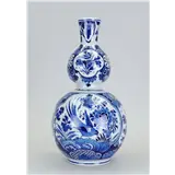 Delfts aardewerk knobbelvaas, voorzien van florale decoratie en gemerkt De Porceleyne Fles, Delft, 1917 – kavel bij Medusa Auctioneers