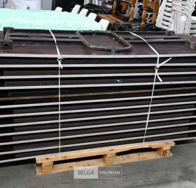 Bruine klaptafels (12x) – kavel bij Belga Veilingen