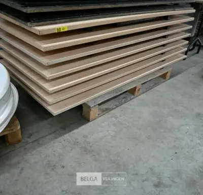 Beige klaptafels (7x) – kavel bij Belga Veilingen