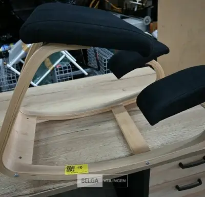 Ergonomische kniestoel – kavel bij Belga Veilingen